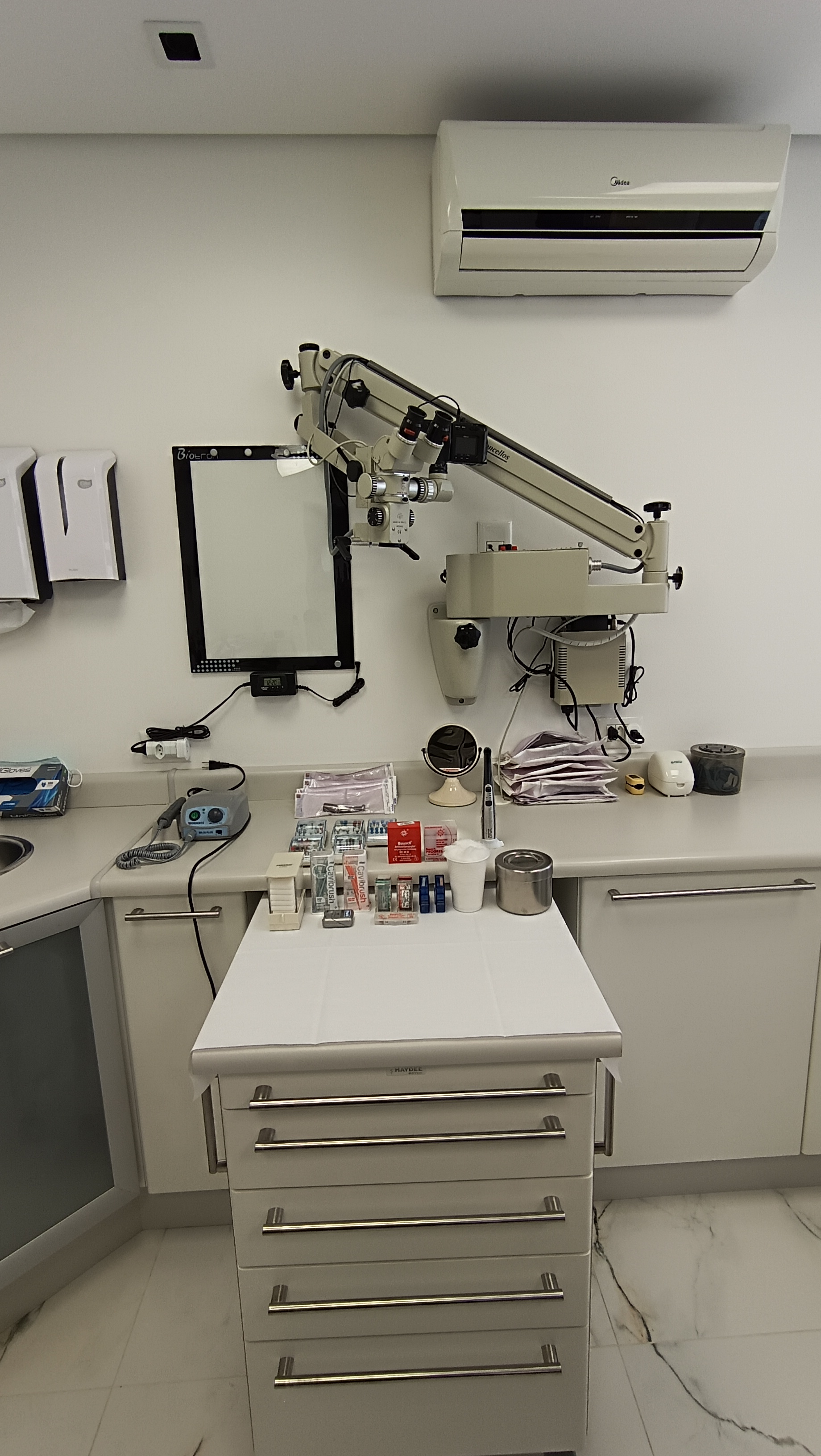Consultório do Ateliê da Odontologia em Perdizes, São Paulo, com microscópio odontológico e bancada de instrumentos